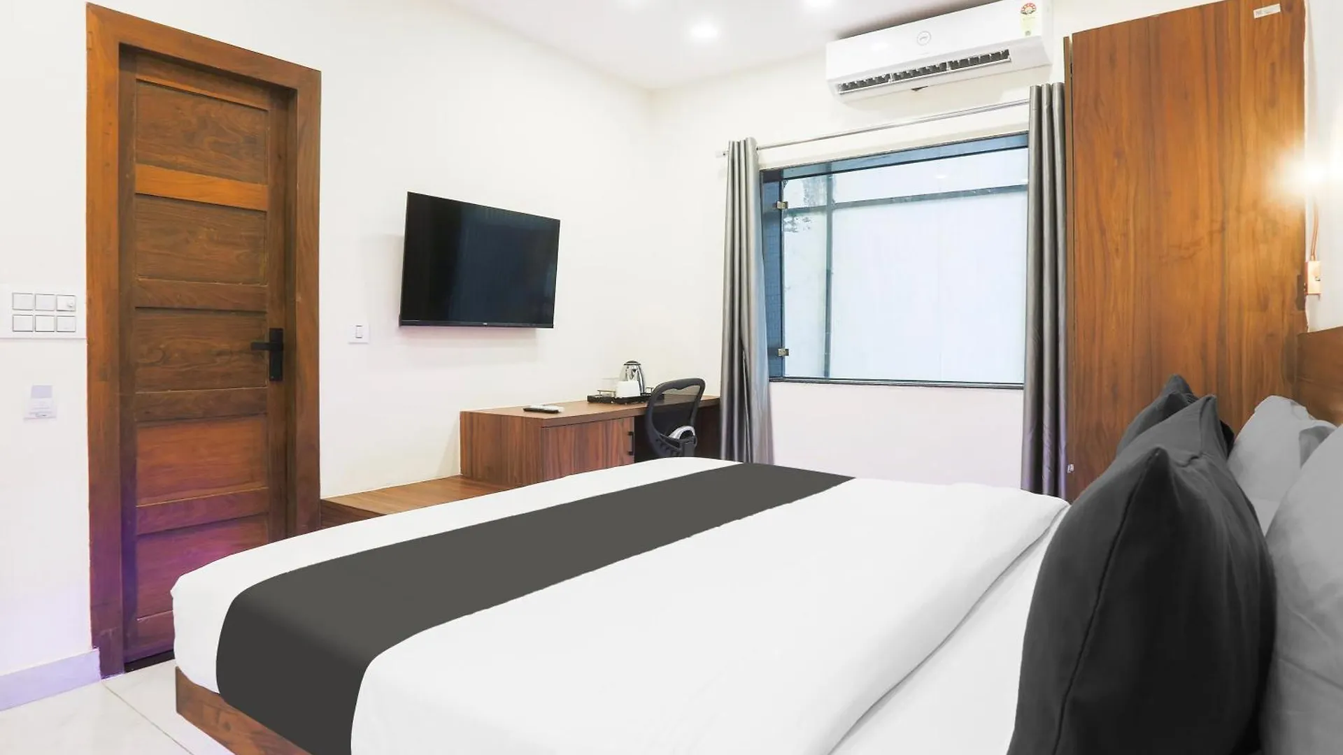 Super Townhouse Vikaspuri Hotel Delhi  4*, Delhi (National Capital Territory of India)